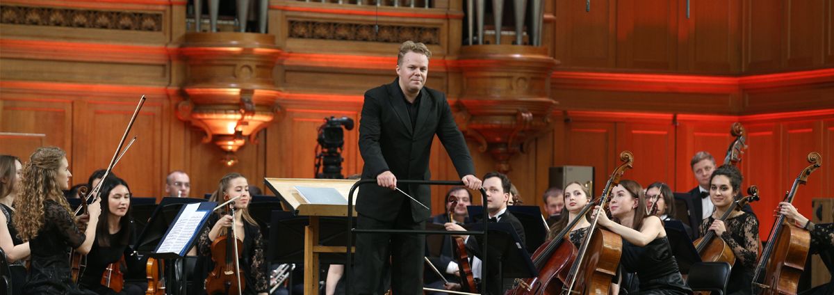 Автор премьеры благодарит Молодежный оркестр 