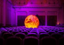 На сцену филармонии спустилась Луна и оживила персонажей «Безумных дней» — Звездочета, Шахерезаду и Чёрного кота, которых нарисовала нейросеть