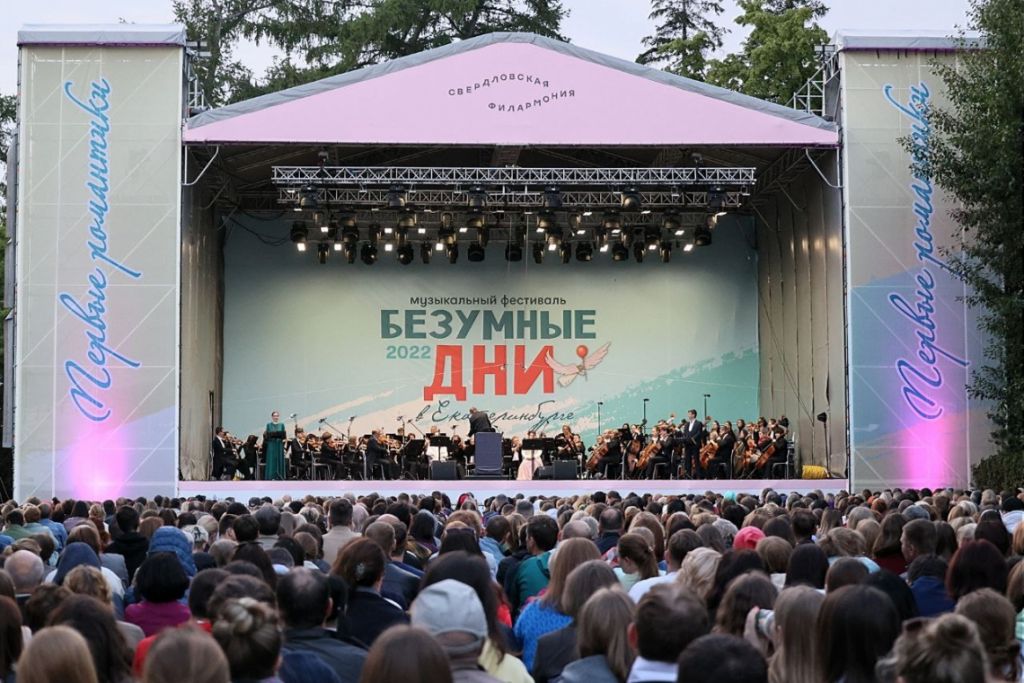 В Саду Вайнера начался монтаж сцены для фестиваля «Безумные дни»