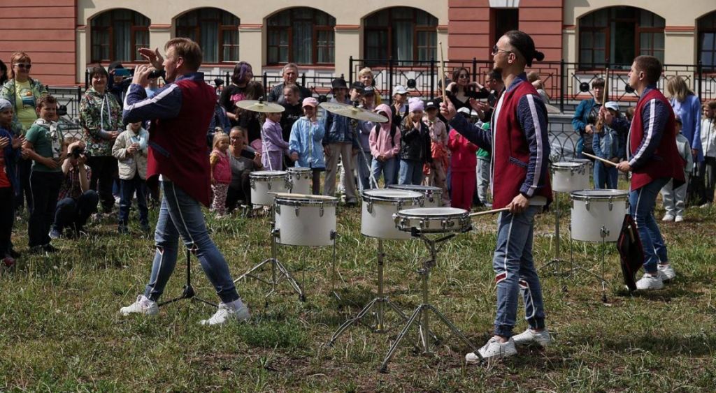 Барабанщики «Безумных дней» провели «ударную зарядку» в Саду Вайнера