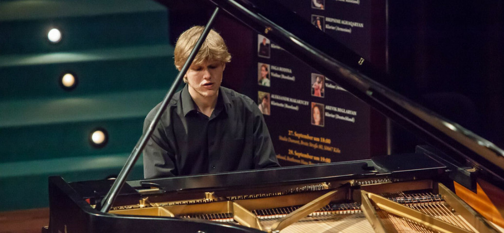 Худяков Олег (фортепиано)